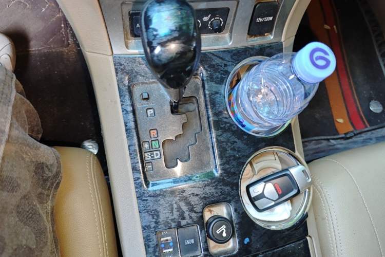 Used Toyota Highlander 2012 2.7L Two-Wheel Drive 7-Seater Luxury Edition Gear Lever