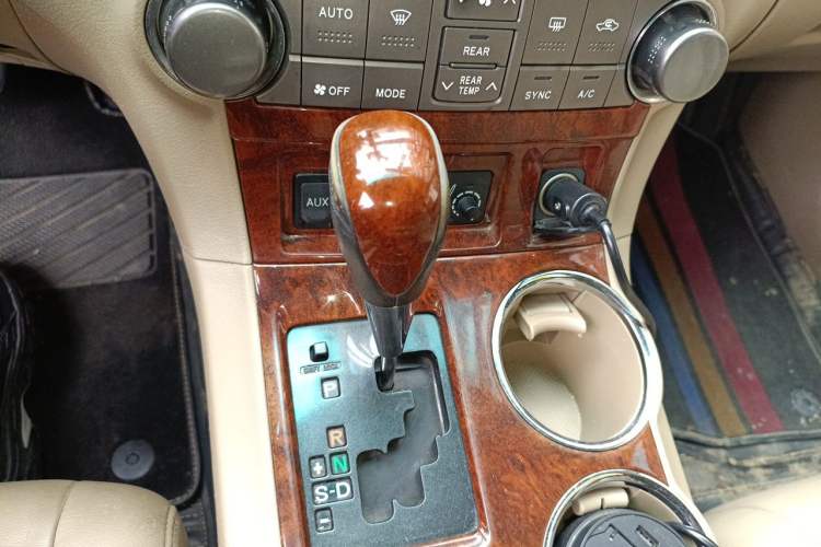 Used Toyota Highlander 2012 2.7L Two-Wheel Drive 7-Seater Luxury Edition Gear Lever