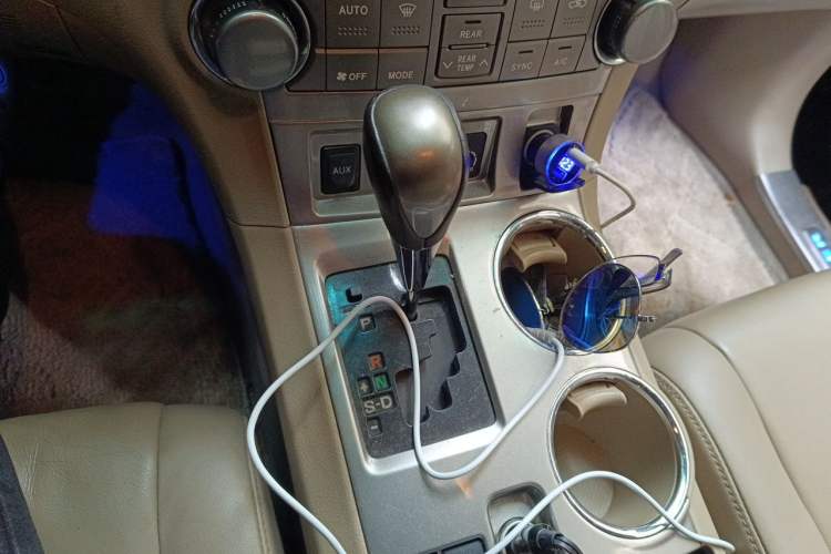 Used Toyota Highlander 2012 2.7L Two-Wheel Drive 7-Seater Luxury Edition Gear Lever