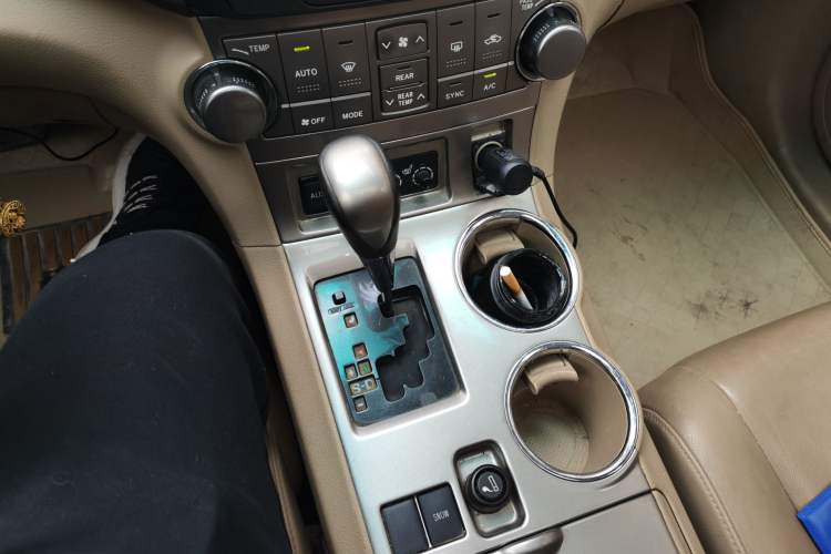 Used Toyota Highlander 2012 2.7L Two-Wheel Drive 7-Seater Luxury Edition Gear Lever