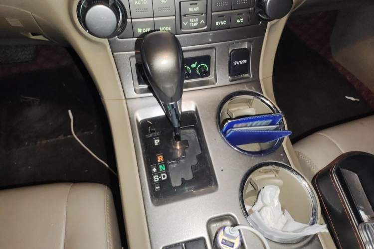 Used Toyota Highlander 2012 2.7L Two-Wheel Drive 7-Seater Luxury Edition Gear Lever