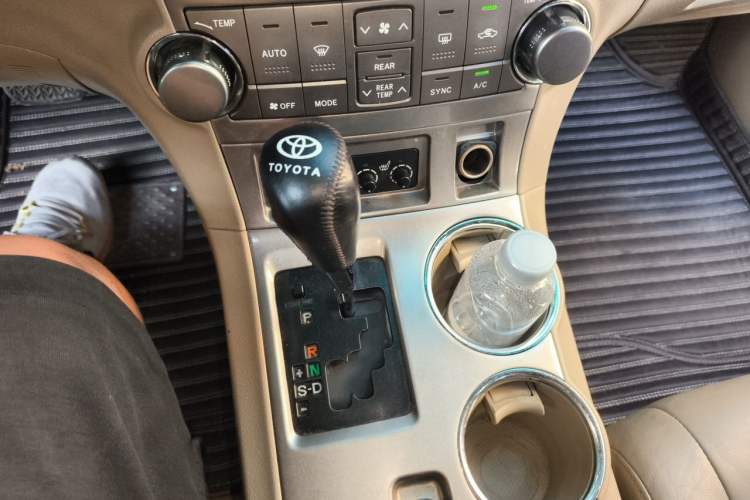 Used Toyota Highlander 2012 2.7L Two-Wheel Drive 7-Seater Luxury Edition Gear Lever
