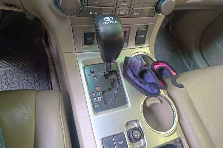 Used Toyota Highlander 2012 2.7L Two-Wheel Drive 7-Seater Luxury Edition Gear Lever