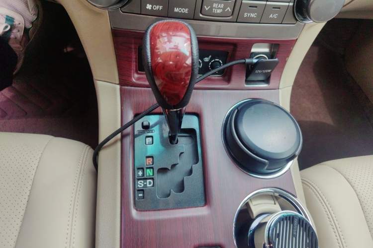 Used Toyota Highlander 2012 2.7L Two-Wheel Drive 7-Seater Luxury Edition Gear Lever