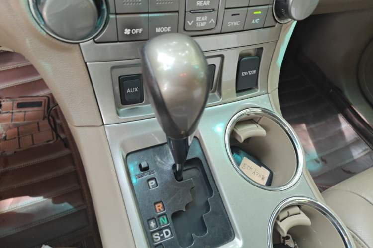 Used Toyota Highlander 2012 2.7L Two-Wheel Drive 7-Seater Luxury Edition Gear Lever