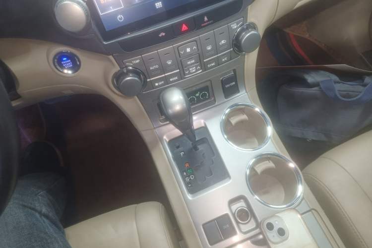Used Toyota Highlander 2012 2.7L Two-Wheel Drive 7-Seater Luxury Edition Gear Lever