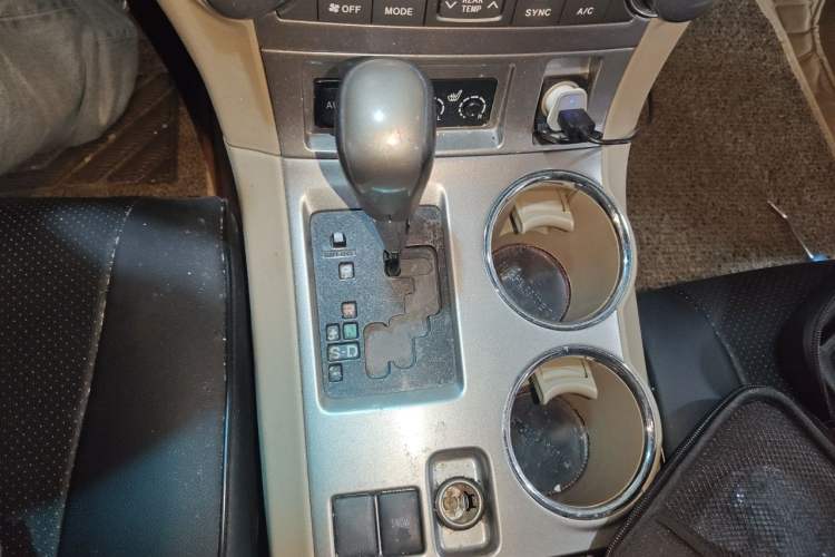 Used Toyota Highlander 2012 2.7L Two-Wheel Drive 7-Seater Luxury Edition Gear Lever