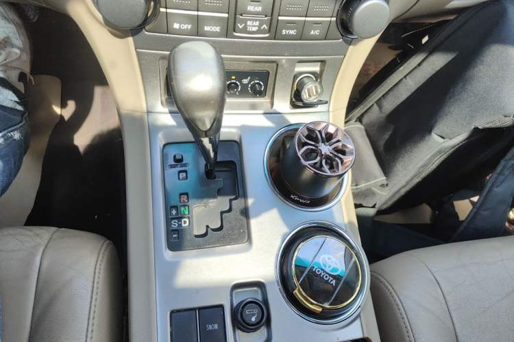 Used Toyota Highlander 2012 2.7L Two-Wheel Drive 7-Seater Luxury Edition Gear Lever