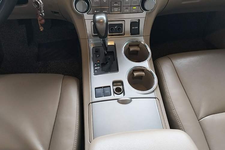 Used Toyota Highlander 2012 2.7L Two-Wheel Drive 7-Seater Luxury Edition Gear Lever