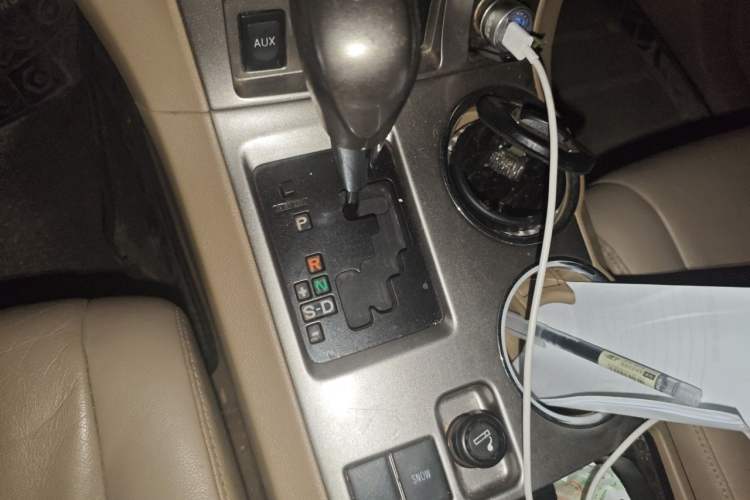 Used Toyota Highlander 2012 2.7L Two-Wheel Drive 7-Seater Luxury Edition Gear Lever