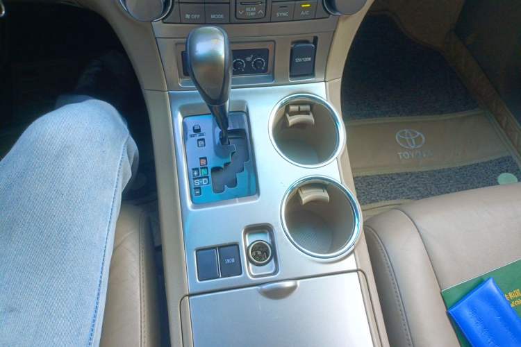 Used Toyota Highlander 2012 2.7L Two-Wheel Drive 7-Seater Luxury Edition Gear Lever