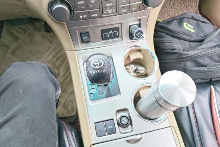 Used Toyota Highlander 2012 2.7L Two-Wheel Drive 7-Seater Luxury Edition Gear Lever