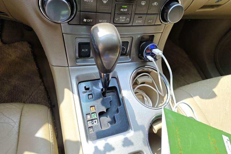 Used Toyota Highlander 2012 2.7L Two-Wheel Drive 7-Seater Luxury Edition Gear Lever