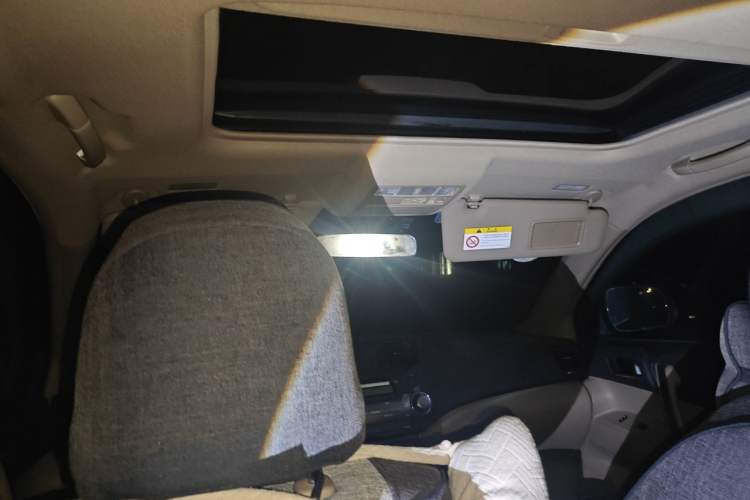 Used Toyota Highlander 2012 2.7L Two-Wheel Drive 7-Seater Luxury Edition Headliner