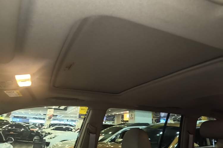 Used Toyota Highlander 2012 2.7L Two-Wheel Drive 7-Seater Luxury Edition Headliner