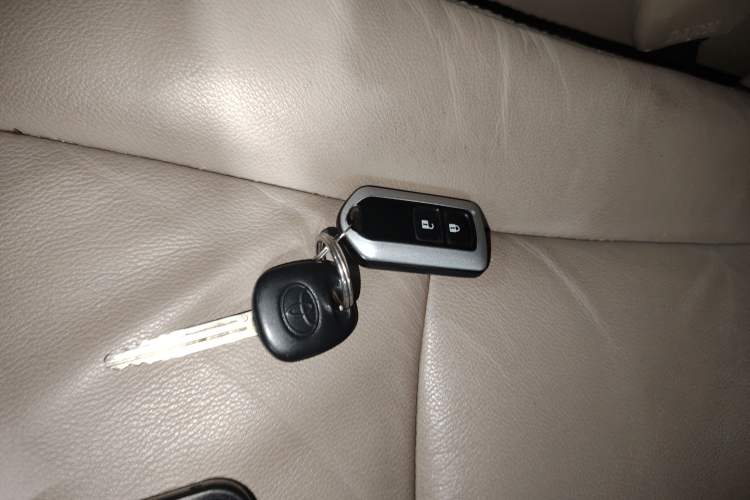 Used Toyota Highlander 2012 2.7L Two-Wheel Drive 7-Seater Luxury Edition Interior 1