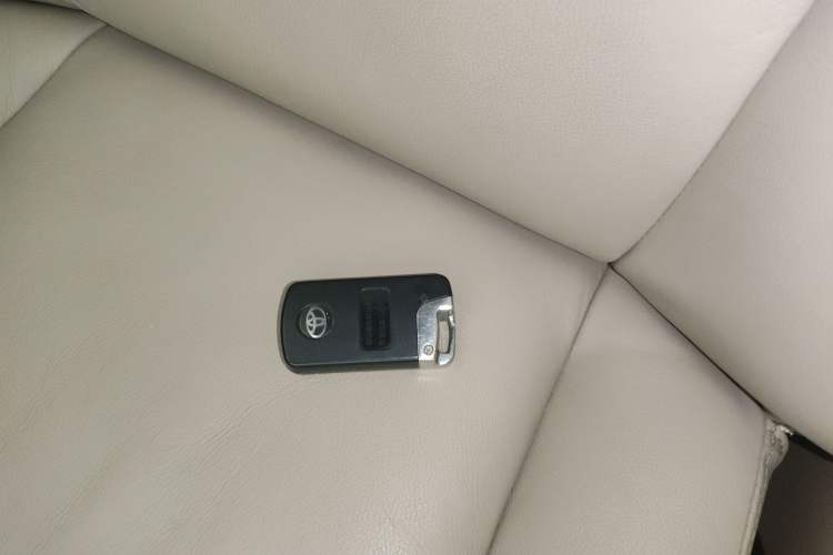 Used Toyota Highlander 2012 2.7L Two-Wheel Drive 7-Seater Luxury Edition Interior 1