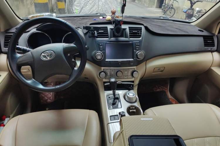 Used Toyota Highlander 2012 2.7L Two-Wheel Drive 7-Seater Elite Edition Interior 2