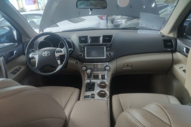 Used Toyota Highlander 2012 2.7L Two-Wheel Drive 7-Seater Luxury Edition Interior 2