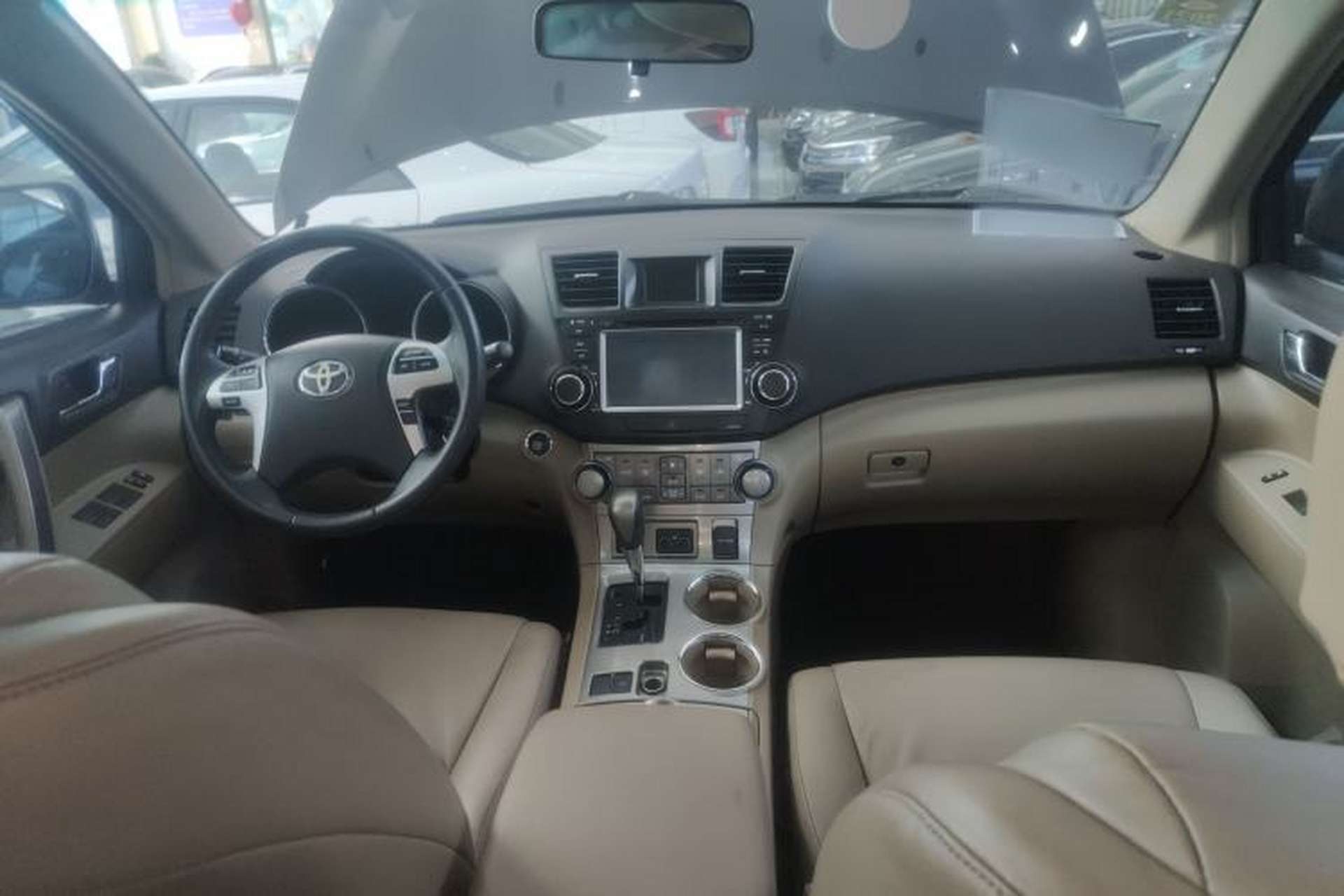 Used Toyota Highlander 2012 2.7L Two-Wheel Drive 7-Seater Luxury Edition Interior 2