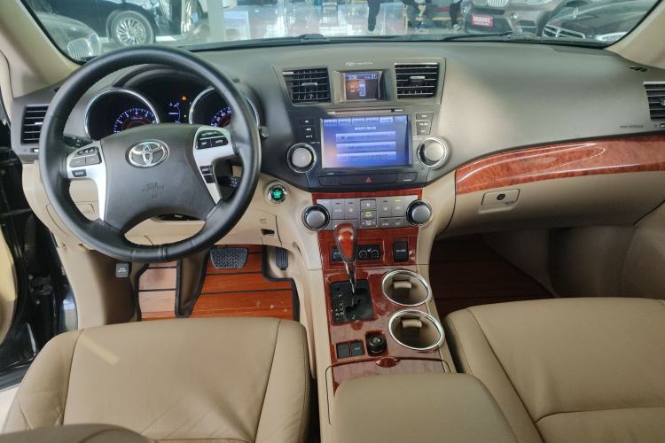 Used Toyota Highlander 2012 2.7L Two-Wheel Drive 7-Seater Luxury Edition Interior 2
