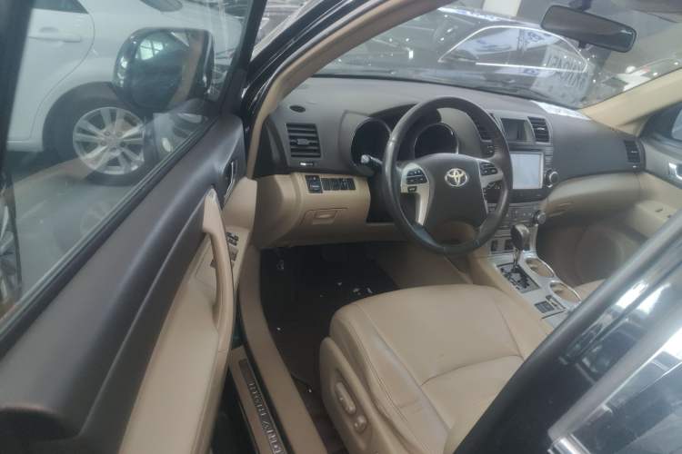 Used Toyota Highlander 2012 2.7L Two-Wheel Drive 7-Seater Luxury Edition Interior 3