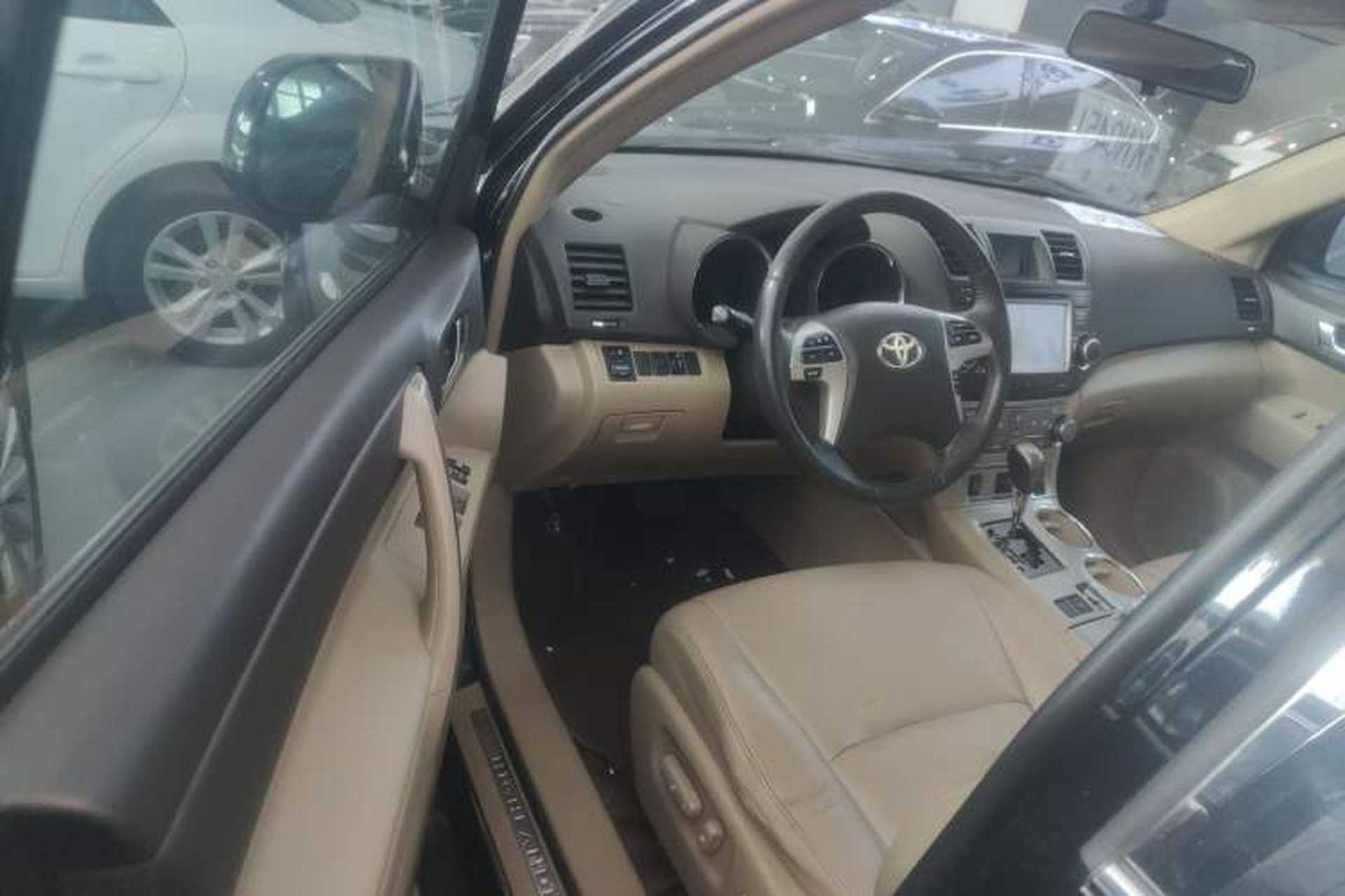 Used Toyota Highlander 2012 2.7L Two-Wheel Drive 7-Seater Luxury Edition Interior 3