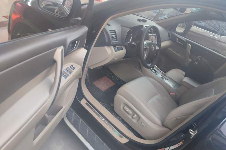 Used Toyota Highlander 2012 2.7L Two-Wheel Drive 5-Seater Sport Edition Interior 3