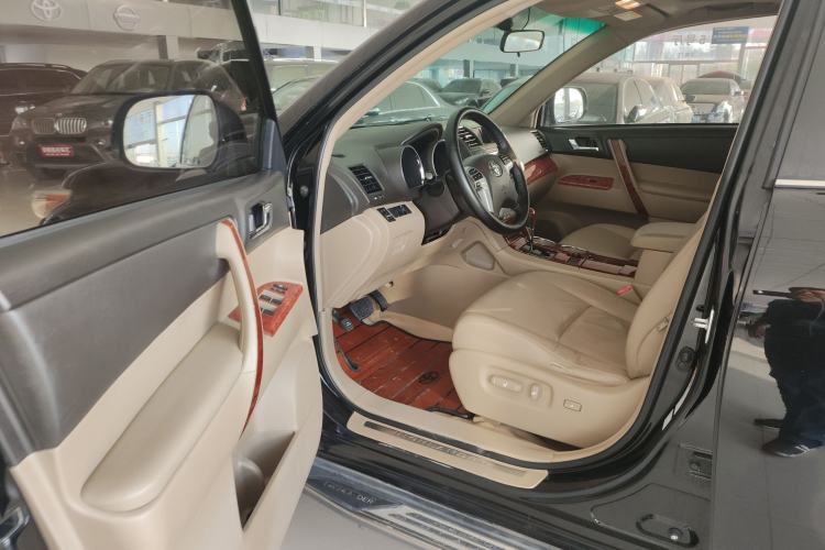 Used Toyota Highlander 2012 2.7L Two-Wheel Drive 7-Seater Luxury Edition Interior 3