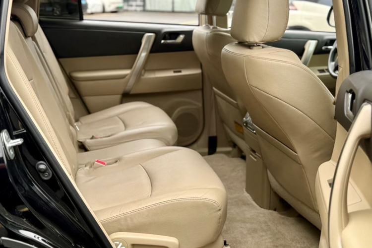 Used Toyota Highlander 2012 2.7L Two-Wheel Drive 7-Seater Luxury Edition Interior 3