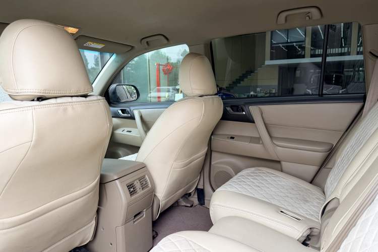 Used Toyota Highlander 2012 2.7L 2WD 5-Seater Elite Edition Interior 4