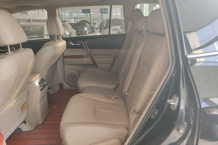 Used Toyota Highlander 2012 2.7L Two-Wheel Drive 7-Seater Luxury Edition Interior 4