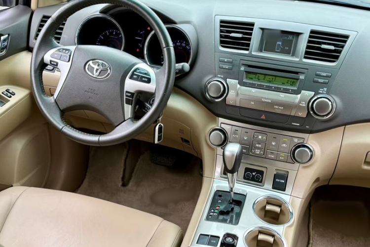Used Toyota Highlander 2012 2.7L Two-Wheel Drive 7-Seater Luxury Edition Interior 4