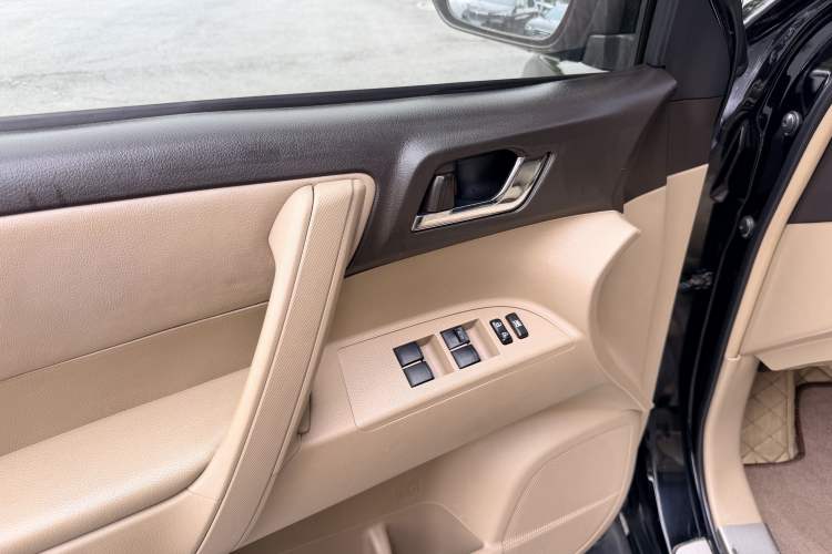 Used Toyota Highlander 2012 2.7L 2WD 5-Seater Elite Edition Interior 6