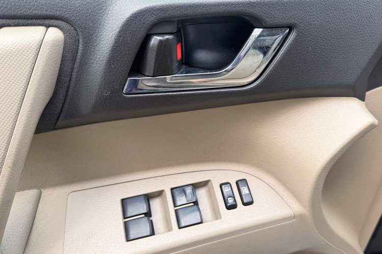 Used Toyota Highlander 2012 2.7L Two-Wheel Drive 7-Seater Elite Edition Interior 8
