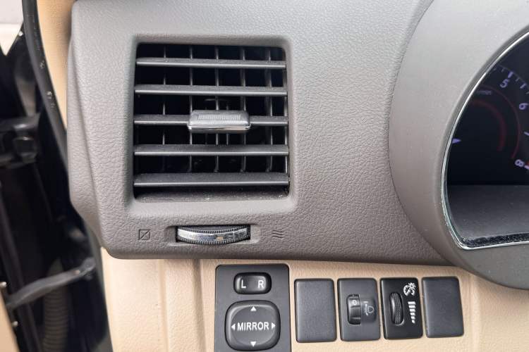 Used Toyota Highlander 2012 2.7L Two-Wheel Drive 7-Seater Elite Edition Interior 9