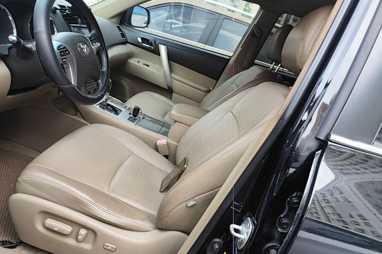 Used Toyota Highlander 2012 2.7L Two-Wheel Drive 7-Seater Luxury Edition Left Front Seat