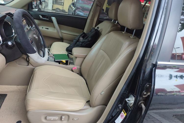 Used Toyota Highlander 2012 2.7L Two-Wheel Drive 7-Seater Luxury Edition Left Front Seat