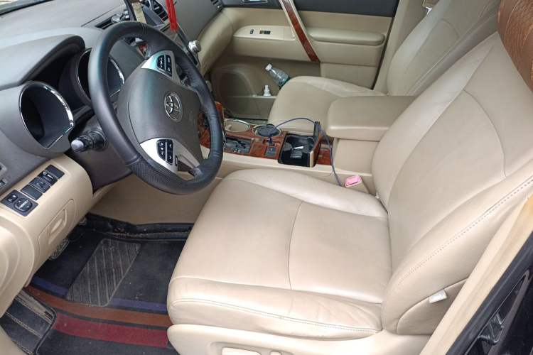 Used Toyota Highlander 2012 2.7L Two-Wheel Drive 7-Seater Luxury Edition Left Front Seat