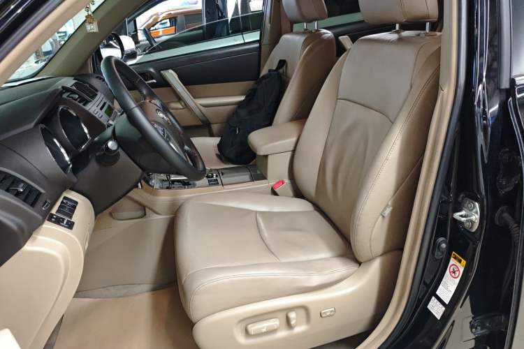 Used Toyota Highlander 2012 2.7L Two-Wheel Drive 7-Seater Luxury Edition Left Front Seat