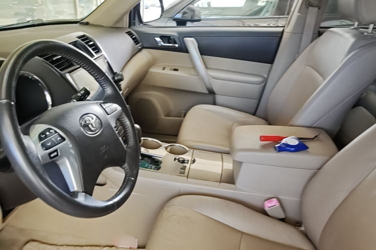 Used Toyota Highlander 2012 2.7L Two-Wheel Drive 7-Seater Luxury Edition Left Front Seat