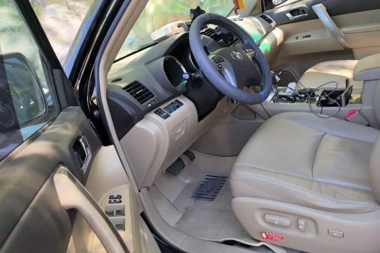 Used Toyota Highlander 2012 2.7L Two-Wheel Drive 7-Seater Luxury Edition Left Front Seat