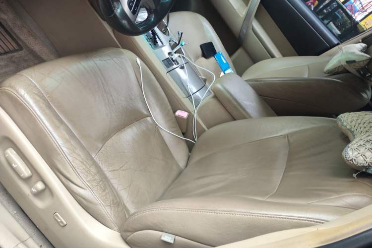 Used Toyota Highlander 2012 2.7L Two-Wheel Drive 7-Seater Luxury Edition Left Front Seat