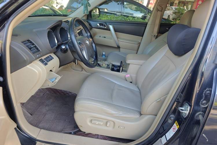 Used Toyota Highlander 2012 2.7L Two-Wheel Drive 7-Seater Luxury Edition Left Front Seat