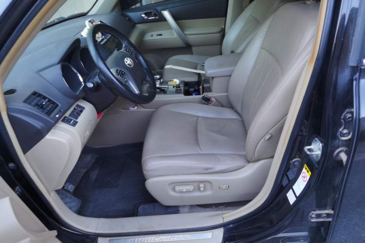 Used Toyota Highlander 2012 2.7L Two-Wheel Drive 7-Seater Luxury Edition Left Front Seat
