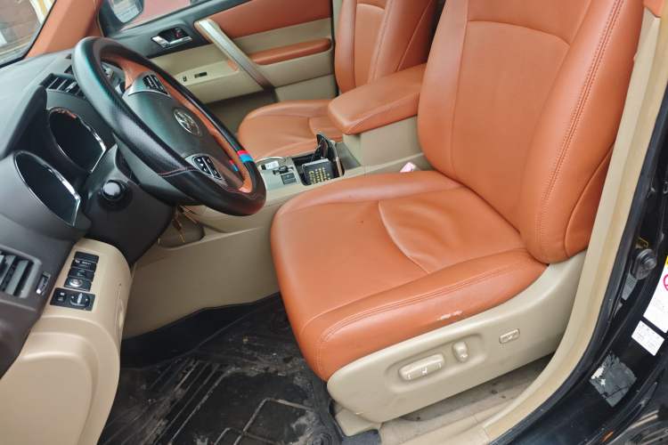 Used Toyota Highlander 2012 2.7L Two-Wheel Drive 7-Seater Luxury Edition Left Front Seat