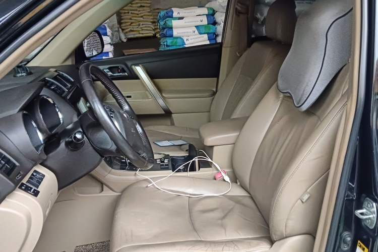 Used Toyota Highlander 2012 2.7L Two-Wheel Drive 7-Seater Luxury Edition Left Front Seat
