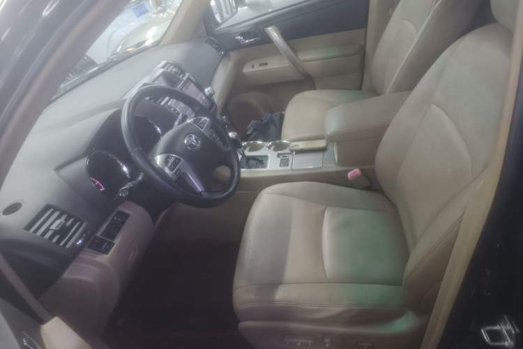 Used Toyota Highlander 2012 2.7L Two-Wheel Drive 7-Seater Luxury Edition Left Front Seat