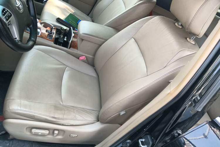 Used Toyota Highlander 2012 2.7L Two-Wheel Drive 7-Seater Luxury Edition Left Front Seat
