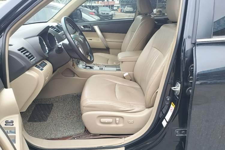Used Toyota Highlander 2012 2.7L Two-Wheel Drive 7-Seater Luxury Edition Left Front Seat
